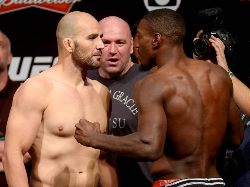 Os lutadores Glover Teixeira e Phil Davis se encaram durante a pesagem do UFC 179, no Rio