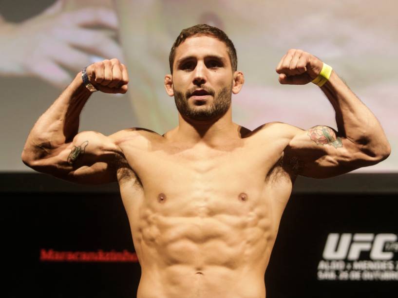 O lutador Chad Mendes durante a pesagem do UFC 179, no Rio