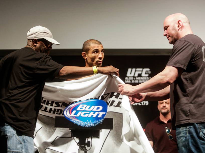 O lutador José Aldo precisou tirar o shorts para a pesagem do UFC 179, no Rio
