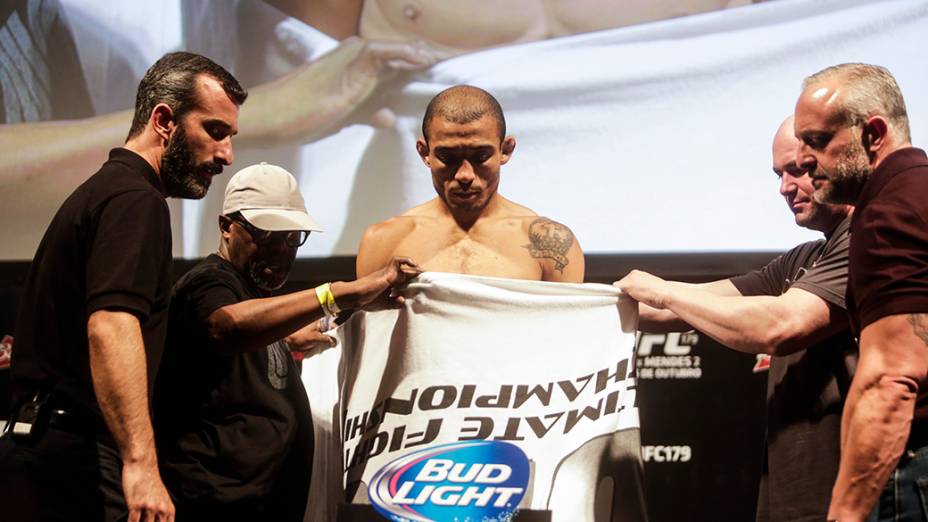 O lutador José Aldo precisou tirar o shorts para a pesagem do UFC 179, no Rio