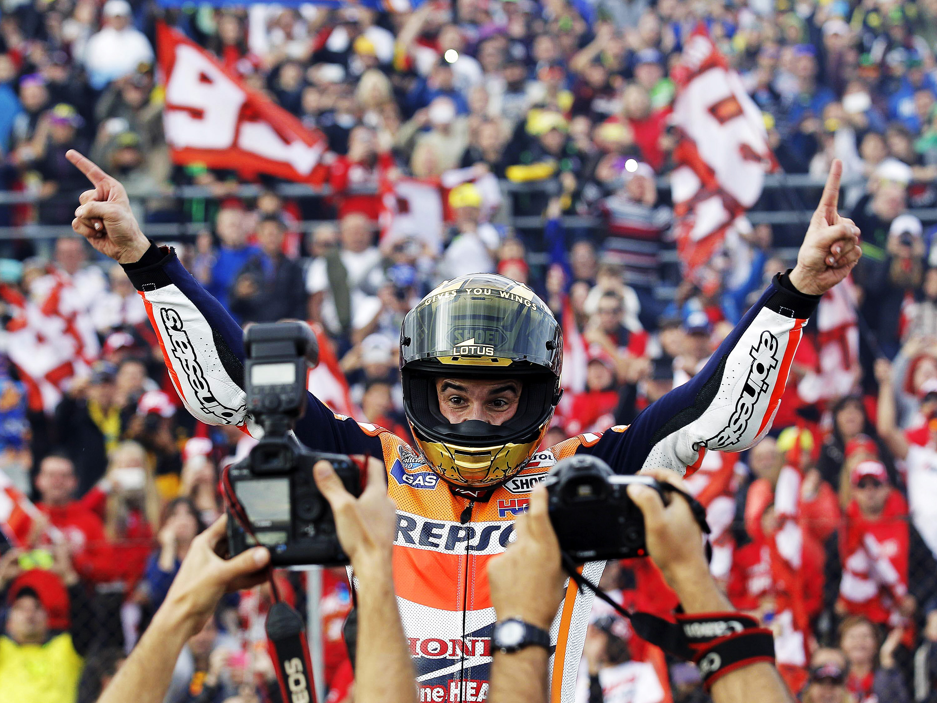 O piloto espanhol Marc Márquez, comemora a vitória no GP de Valência no Mundial de Motovelocidade