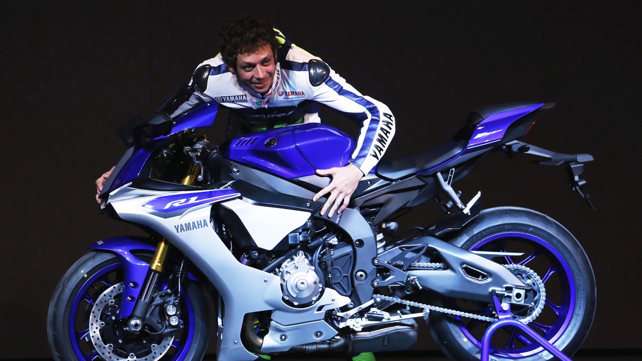 O piloto italiano Valentino Rossi posa para fotografia ao lado durante o lançamento dos modelos YZF-R1 e YZF-R1M da Yamaha