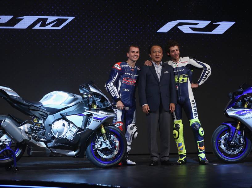 CEO da Yamaha, Hiroyuki Yanagi, entre os pilotos Jorge Lorenzo (à esq.) e Valentino Rossi (à dir.)