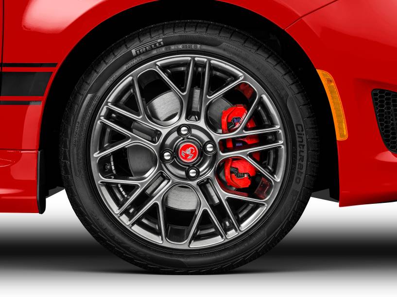 Fiat 500 Abarth: bancos esportivos e transmissão manual de cinco marchas
