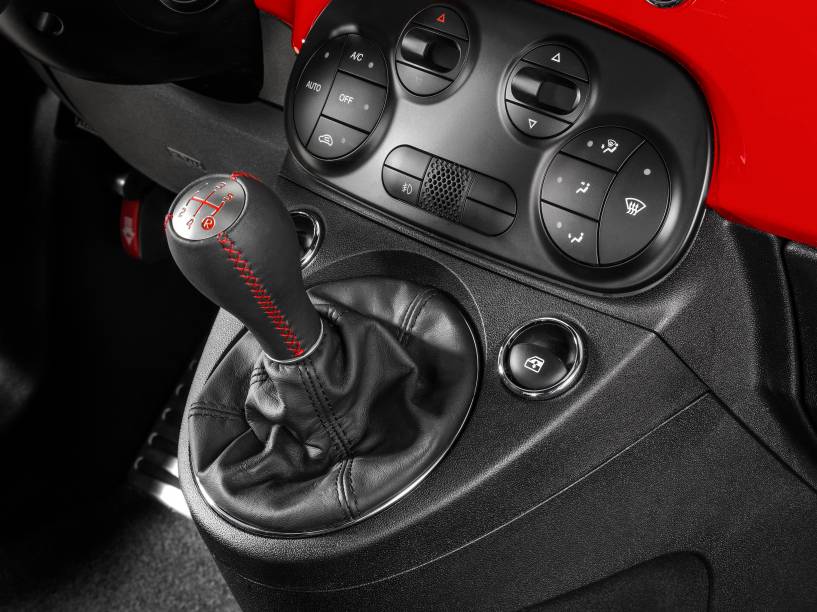 Fiat 500 Abarth: bancos esportivos e transmissão manual de cinco marchas