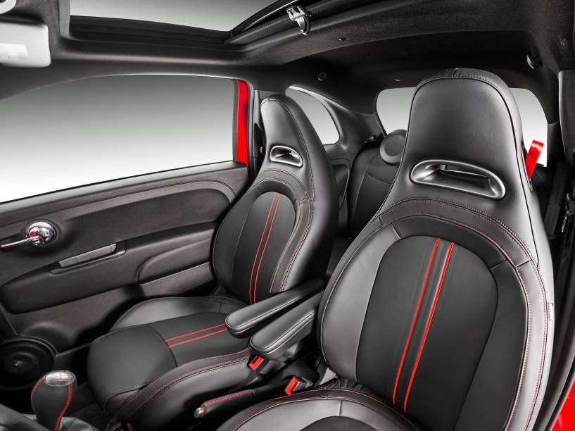 Fiat 500 Abarth: bancos esportivos e transmissão manual de cinco marchas