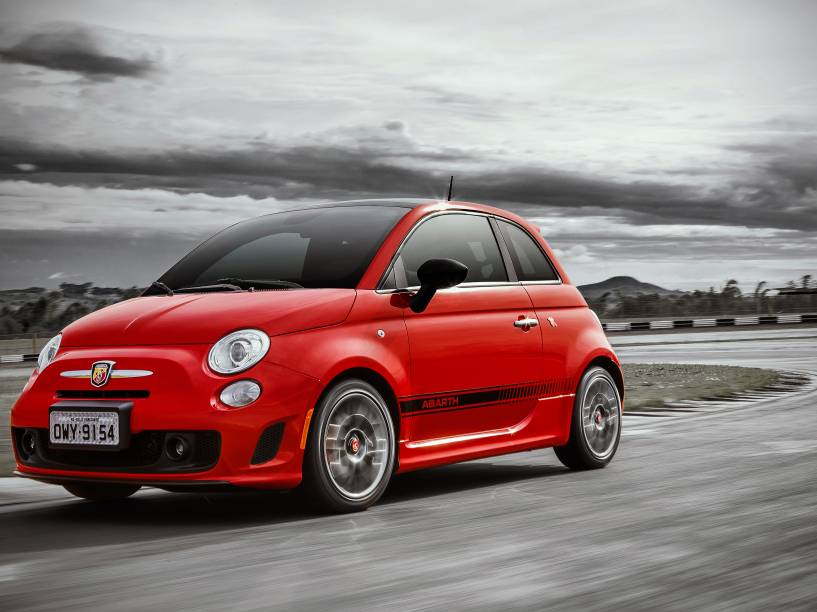 Fiat 500 Abarth: bancos esportivos e transmissão manual de cinco marchas