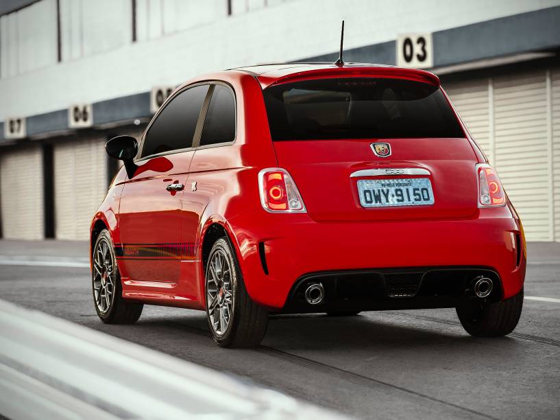 Fiat 500 Abarth: bancos esportivos e transmissão manual de cinco marchas