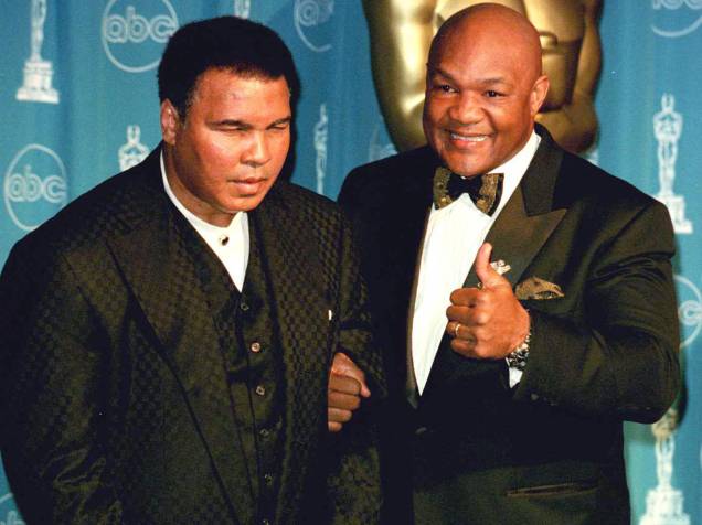 Muhammad Ali e George Foreman durante a cerimônia do Oscar em Los Angeles - 27/03/1997