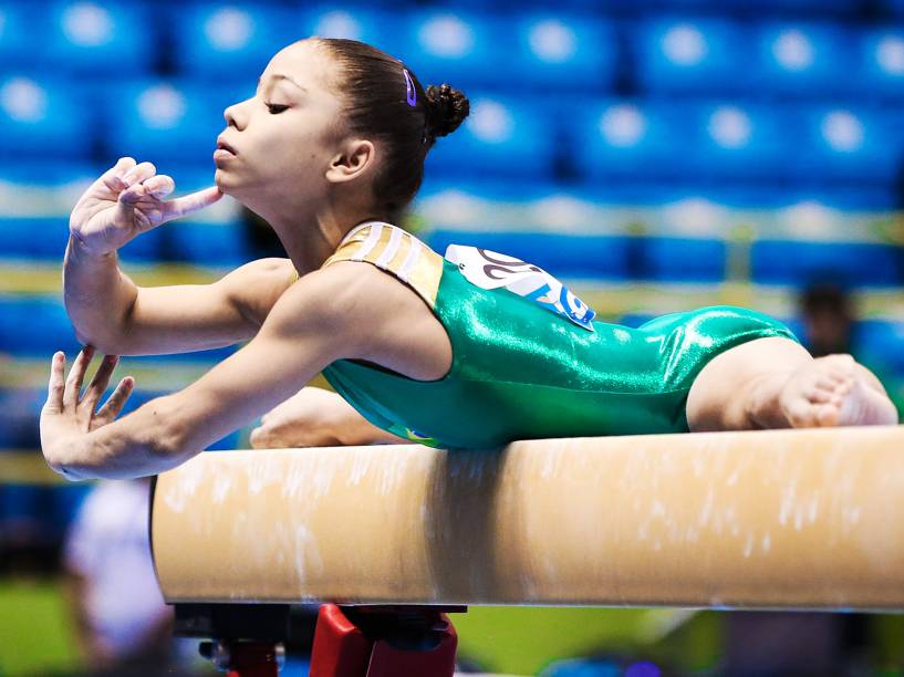 A ginasta brasileira Flavia Saraiva durante eliminatória da etapa de São Paulo da Copa do Mundo de Ginástica Artística, no Ibirapuera