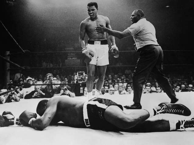 O boxeador Muhammad Ali nocauteia Sonny Liston, na defesa de cinturão dos pesos pesados, em Maine, nos Estados Unidos - 25/05/1965
