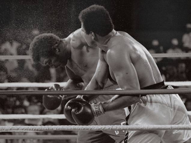 Muhammad Ali acerta golpe em George Foreman, em luta histórica no Zaire - 29/10/1974