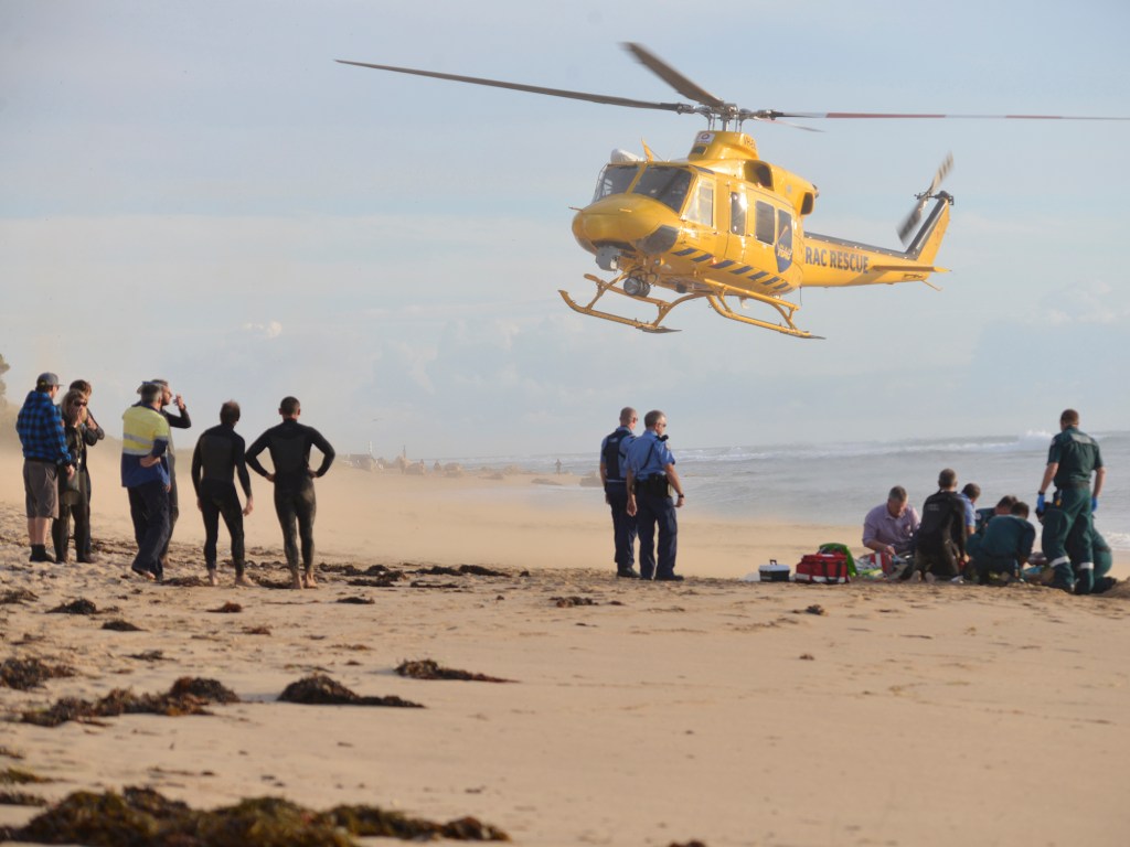 Helicóptero de resgate chega para socorrer surfista atacado por um tubarão, na praia Falcon Beach, na Austrália