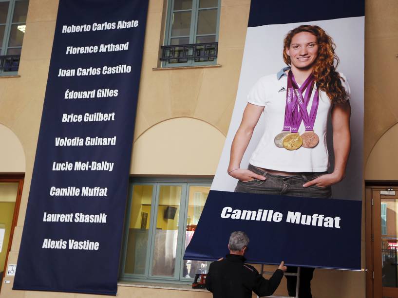 Cartaz da medalhista de ouro olímpico, a nadadora Camille Muffat, é pendurado ao lado de fora da Câmara Municipal da cidade francesa de Nice em homenagem às vítimas do acidente aéreo na Argentina