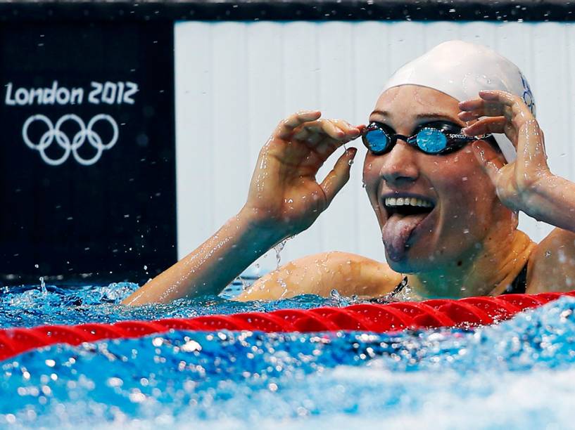 A nadadora francesa Camille Muffat celebra vitória nos 400m feminino estilo livre durante a final das Olimpíadas de Londres em 2012, quando ganhou a medalha de ouro e bateu o record olímpico da categoria