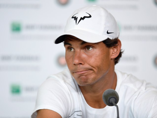 O tenista espanhol Rafael Nadal concede entrevista coletiva para anunciar sua saída do torneio de Roland Garros - 27/05/2016