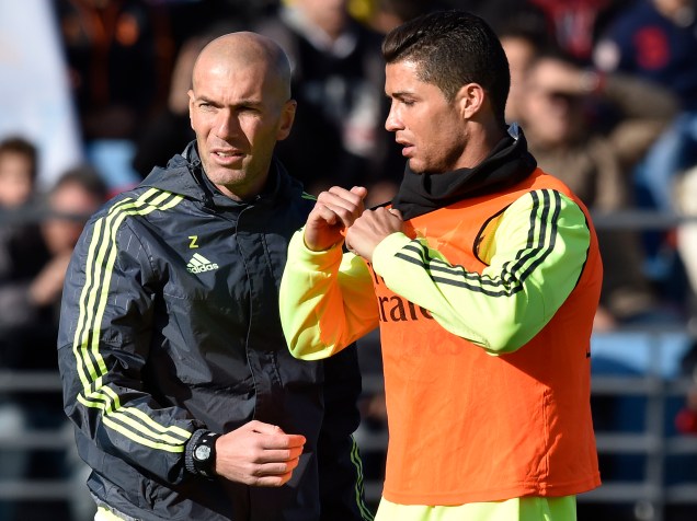 O técnico Zinedine Zidane dá as primeiras instruções a Cristiano Ronaldo em seu primeiro treino no comando do Real Madrid
