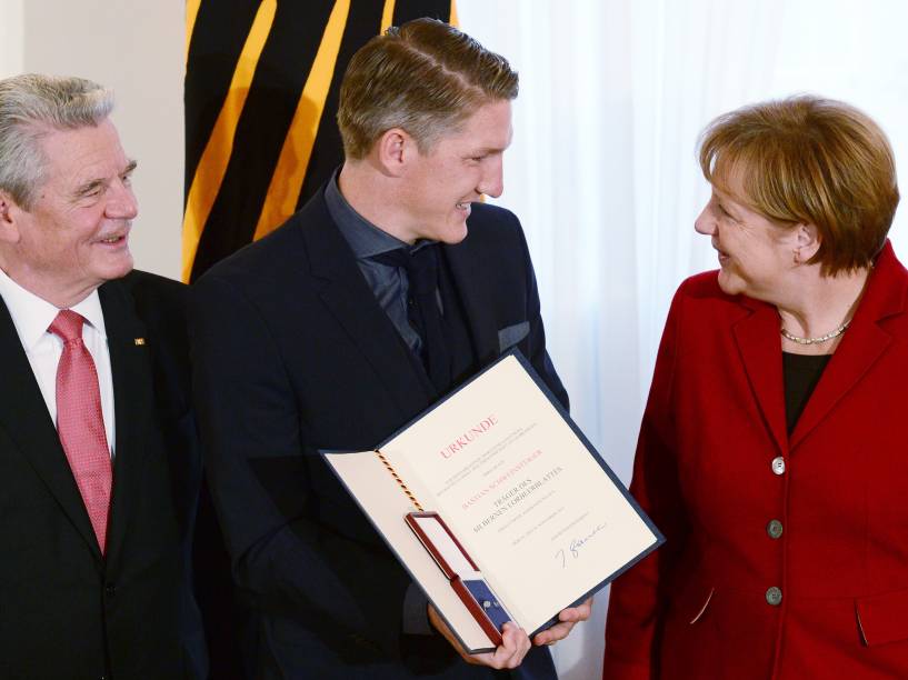Bastian Schweinsteiger posa com o presidente Joachim Gauck (à esq.) e a chanceler Angela Merkel