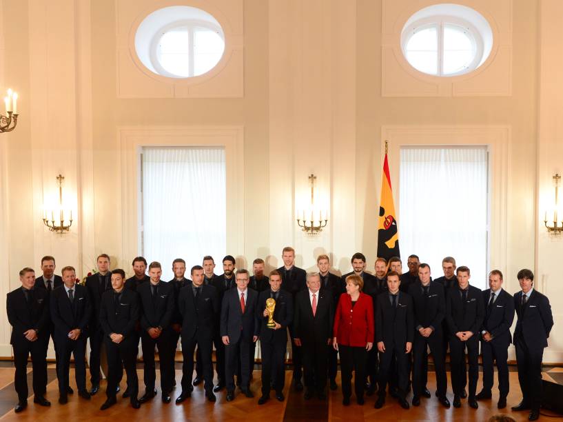 Jogadores da seleção alemã de fuebol receberam das mãos do presidente Joachim Gauck (à esq.) e da chanceler Angela Merkel a condecoração Laurel de Prata, o principal prêmio da Alemanha para o sucesso desportivo, no Palácio Presidencial Schloss Bellevue, em Berlim