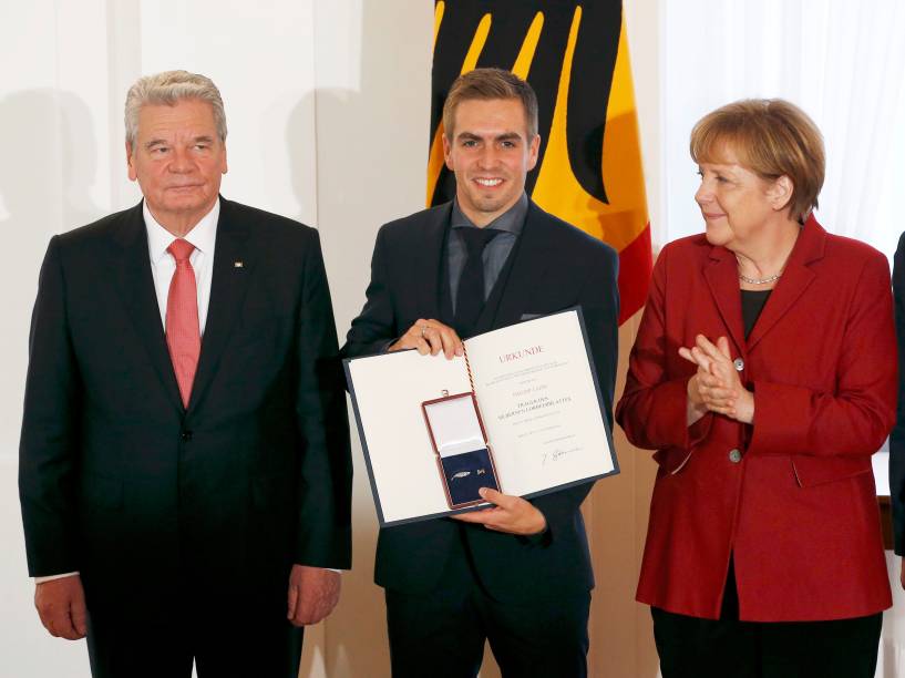 Capitão da equipe, Philipp Lahm posa com Joachim Gauck (à esq.) e Angela Merkel