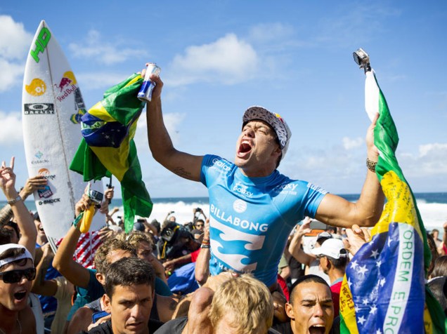 Adriano de Souza, o Mineirinho conquista o Mundial de Surfe durante a etapa Pipe Masters no Havaí (EUA)
