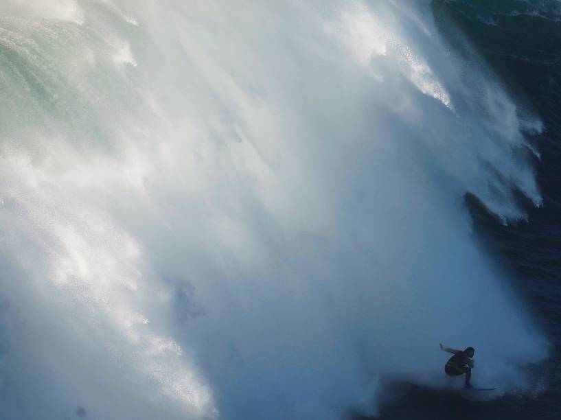 O americano Cliff Skudin desce uma onda gigante na Praia do Norte, em Nazaré, Portugal