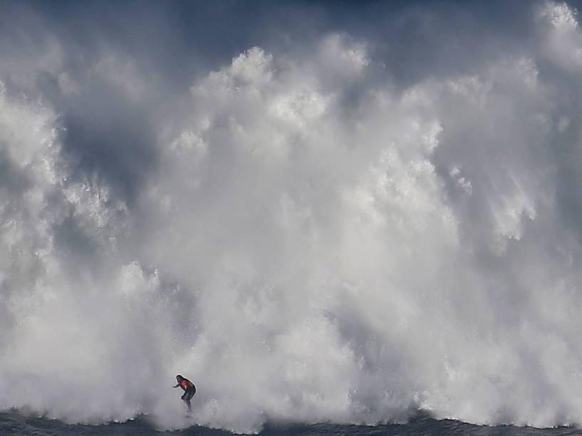 Surfista encara onda gigante na Praia do Norte, em Nazaré, Portugal