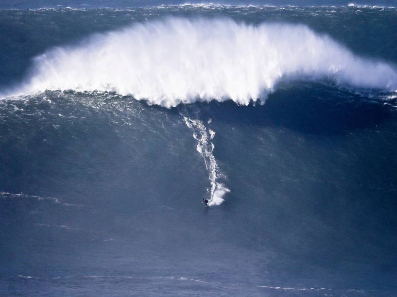 Tempestades na costa portuguesa atraiu surfistas para Praia do Norte, em Nazaré