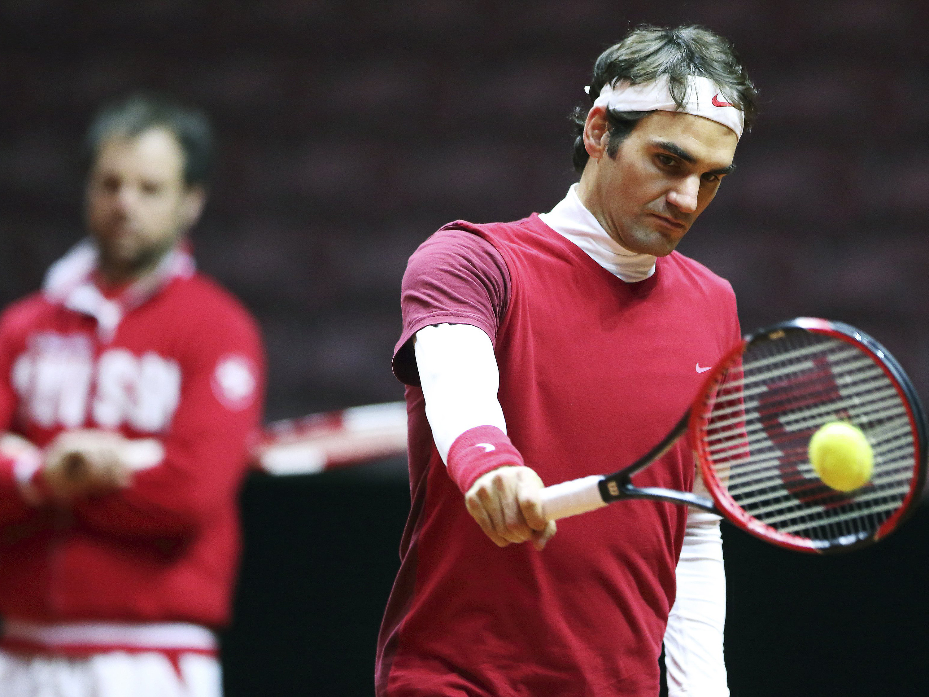 Roger Federer enfim treina com a equipe suíça para a final da Davis contra a França