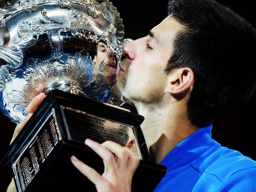 O tenista sérvio Novak Djokovic beija o troféu após vencer o britânico Andy Murray e conquistar pela quinta vez o Aberto da Austrália, em Melbourne - 01/02/2015