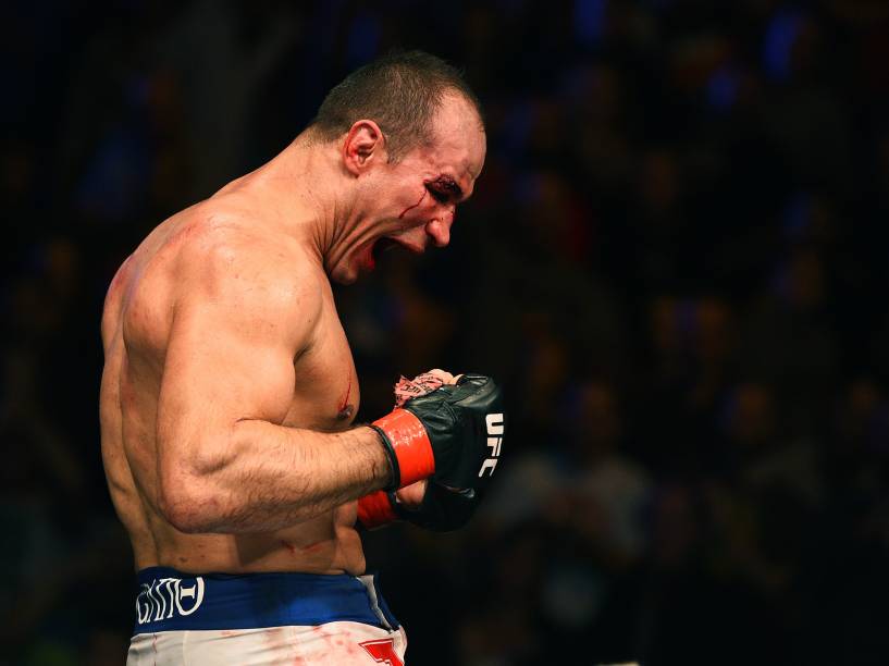 Cigano vibra sua vitória contra o americano Stipe Miocic na categoria peso pesado do UFC, nos Estados Unidos