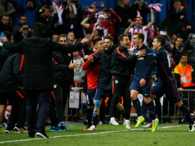 Atlético de Madri comemora o segundo gol, de Antoine Griezmann, por pênaltis, no final do segundo tempo, eliminando Barcelona do campeonato por 2x0 - 13/04/2016