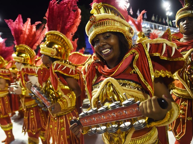 Bateria da Estácio de Sá durante desfile na primeira noite do grupo especial do Carnaval carioca