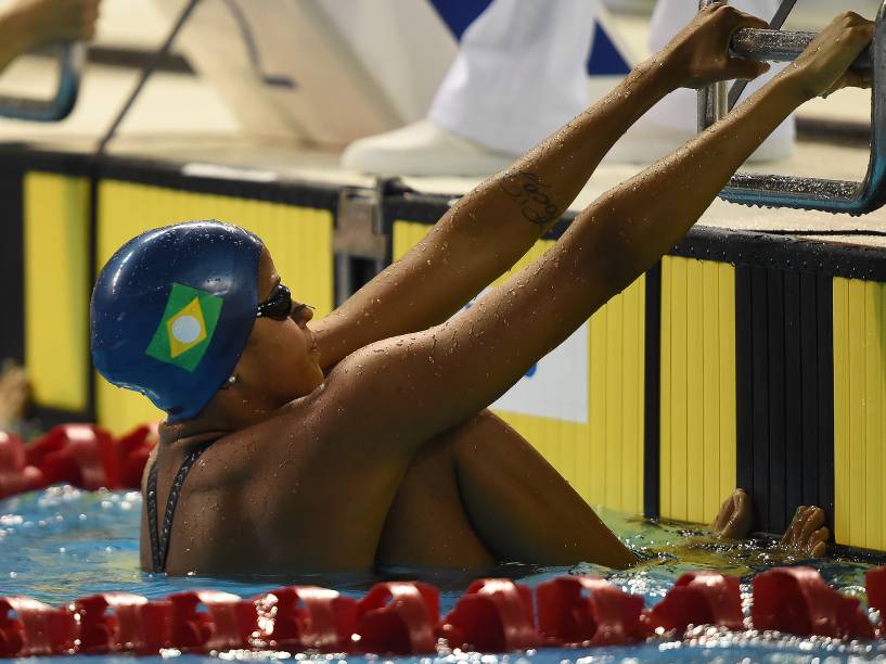 A brasileira Etiene Medeiros, conquista medalha de ouro nos 100m costas, a primeira para a natação feminina do país em Jogos Pan-Americanos - 17/07/2015