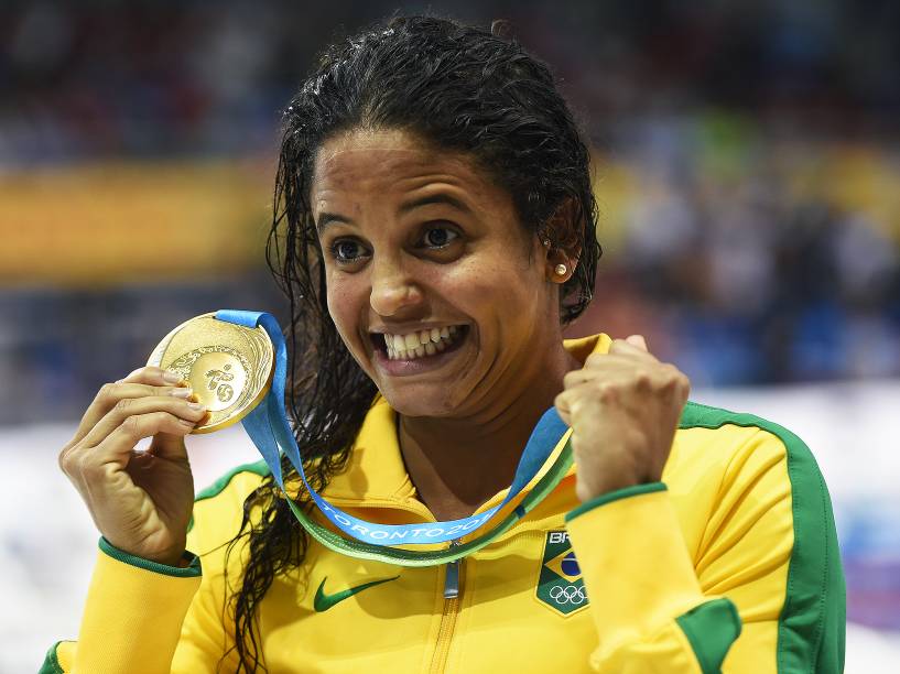 A brasileira Etiene Medeiros, conquista medalha de ouro nos 100m costas, a primeira para a natação feminina do país em Jogos Pan-Americanos - 17/07/2015