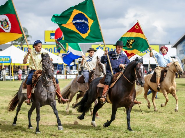 Desfile dos campeões durante a inauguração oficial da 38ª Expointer, que ocorre entre 29 de agosto e 06 de setembro de 2015 no Parque de Exposições Assis Brasil, em Esteio, Rio Grande do Sul