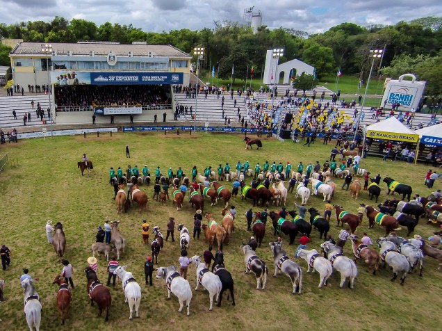 Desfile dos campeões durante a Inauguração oficial 38ª Expointer, que ocorre entre 29 de agosto e 06 de setembro de 2015 no Parque de Exposições Assis Brasil, em Esteio, Rio Grande do Sul