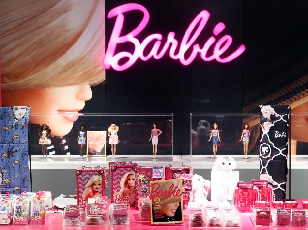 A exposição "Life of an icon" conta a história da boneca Barbie e expõe mais de 700 bonecas no Museu de Arte Decorativa, em Paris, França