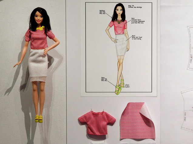 Exposição sobre a boneca Barbie, "Life of an icon", em Paris, mostra o processo de criação da boneca