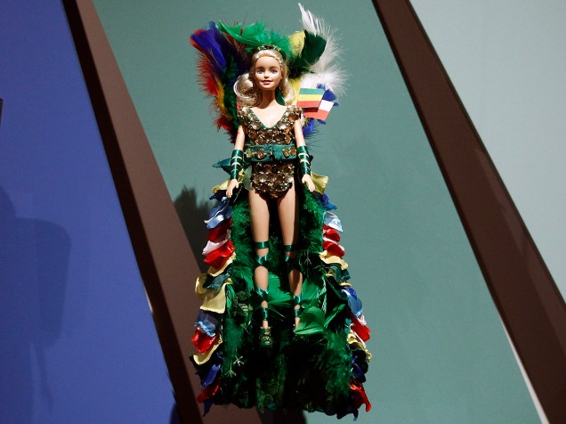A exposição "Life of an icon" da boneca Barbie é parte da Fashion Week de Paris e fica em exbibição até Setembro de 2016