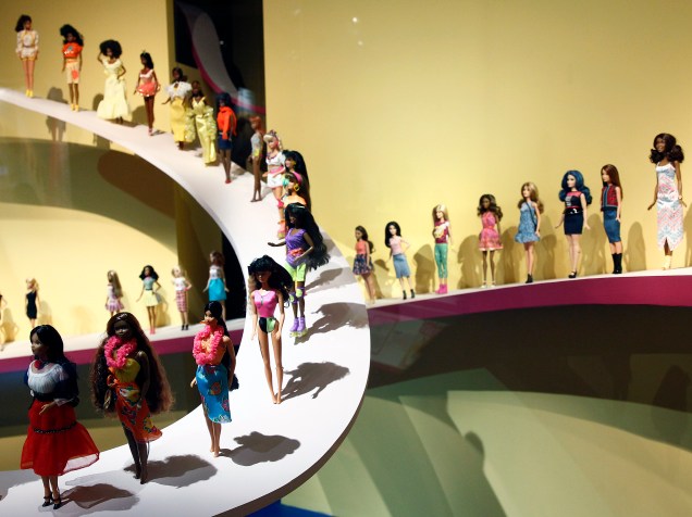 A exposição "Life of an icon" da boneca Barbie é parte da Fashion Week de Paris e fica em exbibição até Setembro de 2016