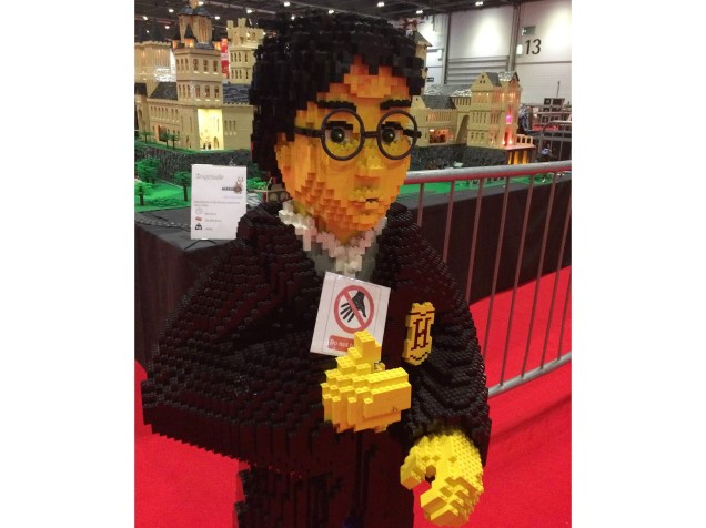 O personagem Harry Potter feito com blocos de Lego durante exposição Brick 2015 em Londres