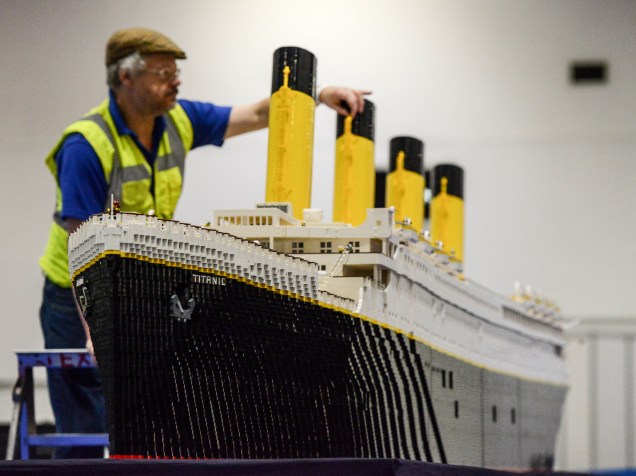 O construtor Phil Traviss faz os ajustes finais em uma réplica do Titanic feita com 120 mil blocos de Lego durante mais de três meses para a exibição realizada em Londres