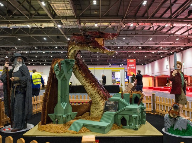 Personagens da série O Hobbit construídos com mais de 80 mil blocos de Lego ao longo de 625 horas para a exibição em Londres