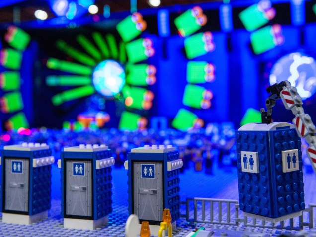Banheiros químicos são colocados no Lego Ultra WMC Music Festival, reprodução do evento que acontece anualmente em Miami, durante a exposição Bricks 2015