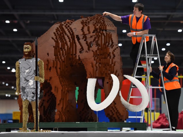 Toques finais são feitos em um mamute feito de peças de lego durante a exibição Bricks 2015, em Londres