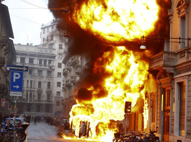Manifestantes incendiaram vários carros e latas de lixo na abertura da Exposição Mundial de Milão, na Itália