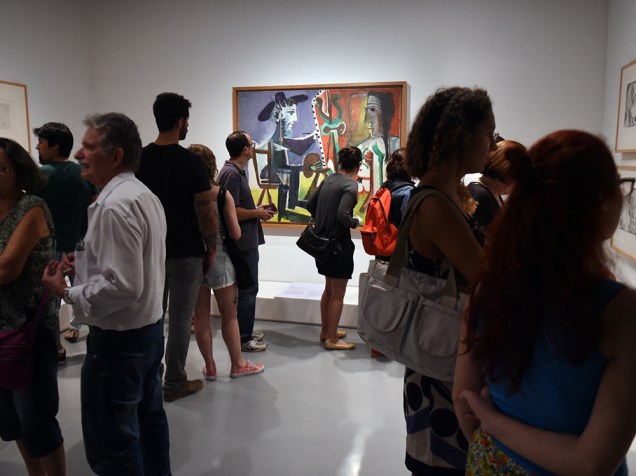 Visitantes na exposição Picasso e a Modernidade Espanhola, em São Paulo