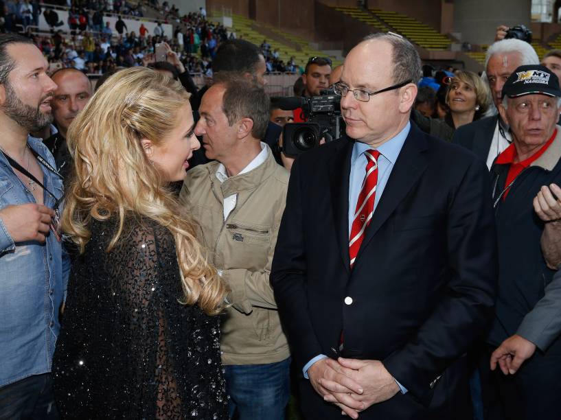 Príncipe Albert II, criador do evento, conversa com Paris Hilton durante a partida de futebol beneficente que antecedeu Grande Prêmio de Mônaco