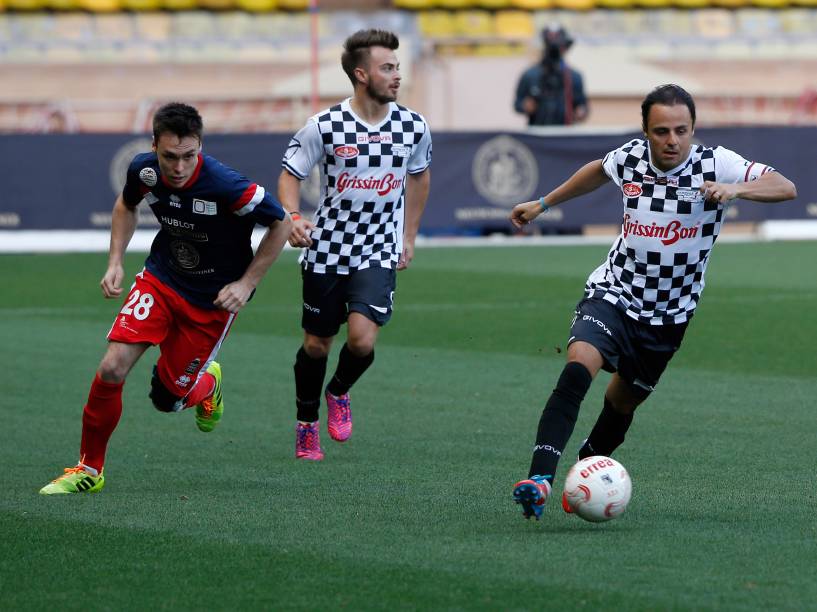 O piloto Felipe Massa foi o capitão do time de pilotos no estádio Louis II, em Mônaco